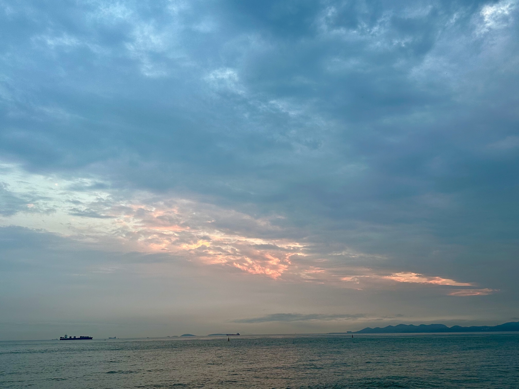 海上晨光